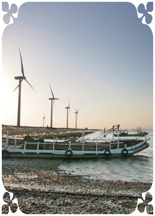風力發電機與竹筏船圖片