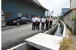 王鎮長視察農地重劃區排水工程設施