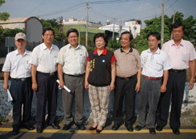 水利署長陳坤賢（左3）視察番雅溝與王鎮長等人合影
