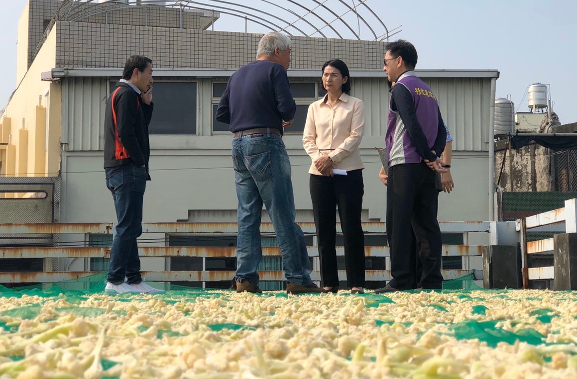 3月份鎮政活動剪影1090319黃鎮長瑞珠前往果菜市場關心菜農