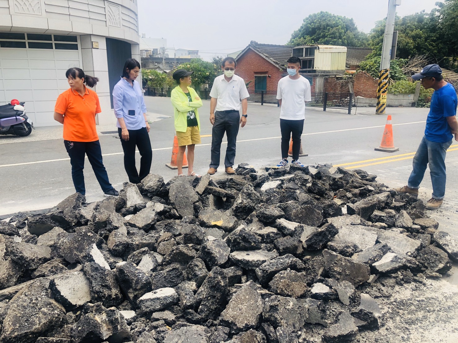 5月份鎮政活動剪影1090513湖東里東興路基下陷共3處一處一處來補開挖填實再鋪柏油