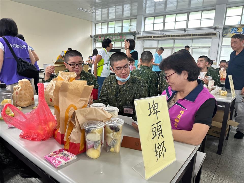 至嘉義中坑精南營區探視陸軍257梯次探視役男與役男話家常