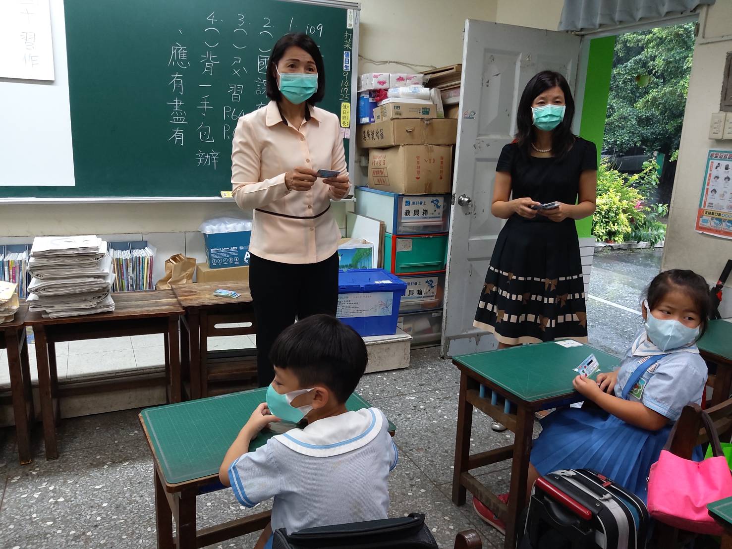 5月份鎮政活動剪影戴口罩😷勤洗手🙌
量體溫👩‍⚕️顧健康🤸‍♀️
從小養成👨‍👩‍👧‍👦
良好衛生習慣😘
樂湖💖LOVE