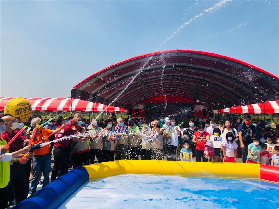 「遇水則發-清涼一夏」永靖鄉111年社區親子玩水泡泡趴活動貴賓活動開場噴水
