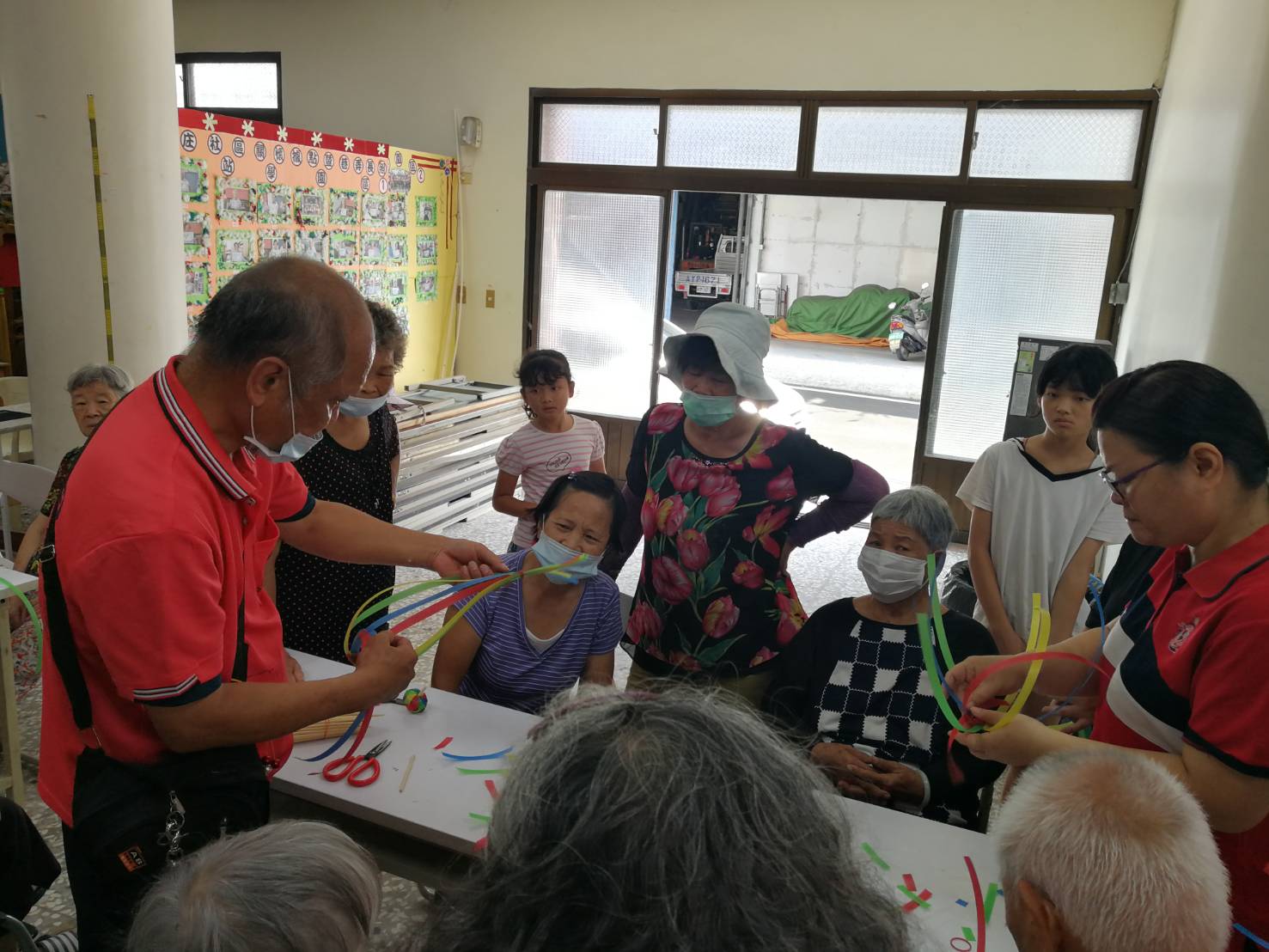 109年新庄社區辦理祖父母節活動長者及學童共同學習製作童玩
