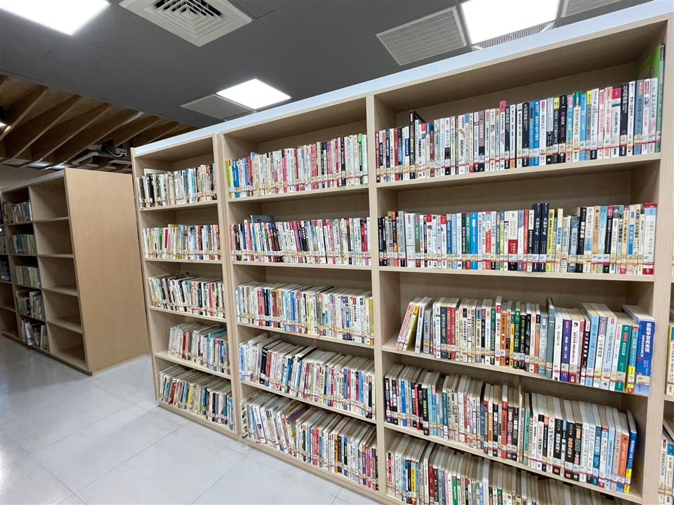鄉立圖書館2F開架式閱覽區