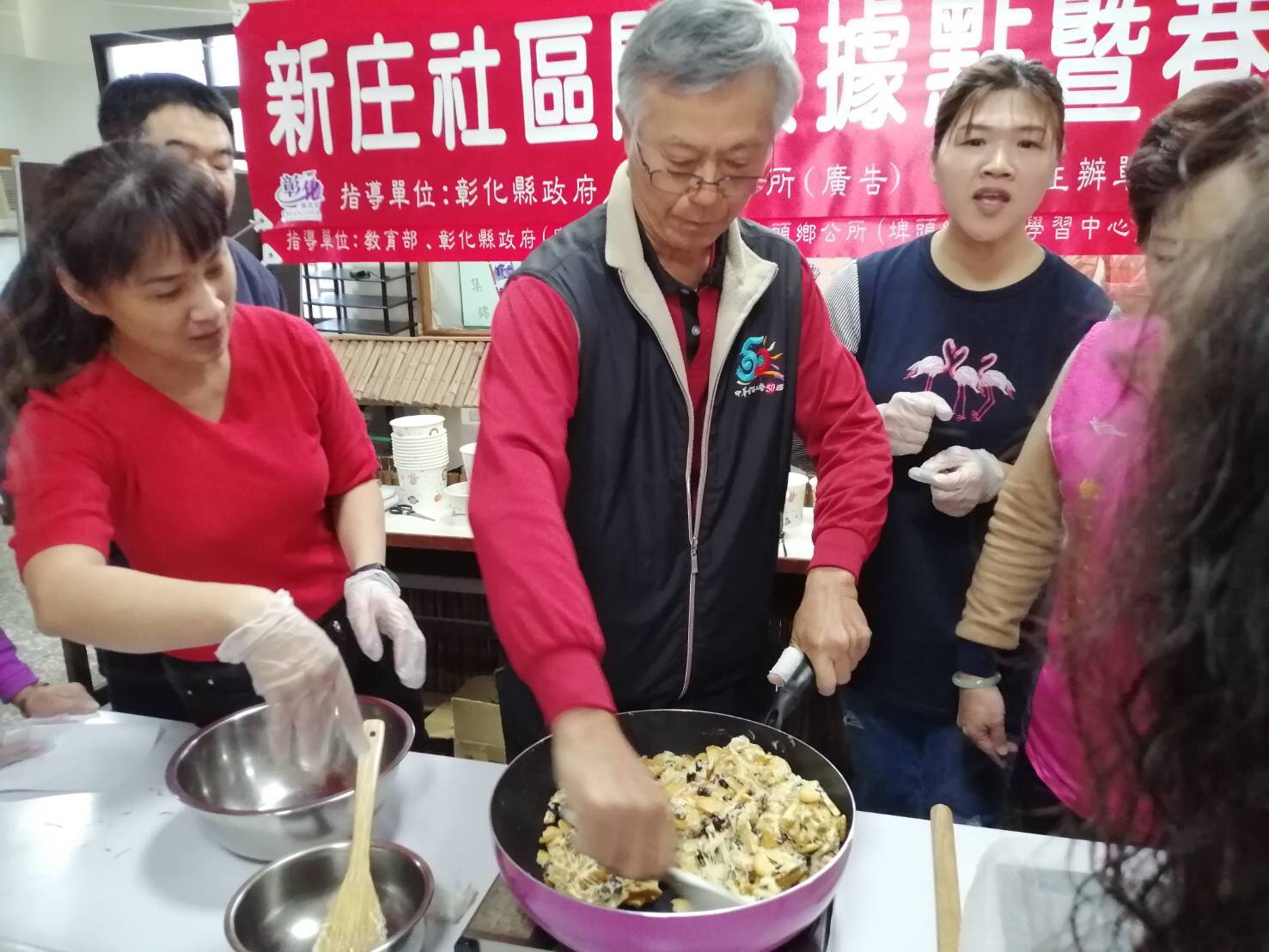 新庄社區-雪Q餅DIY新庄社區黃為結理事長與社區長者一同參與雪Q餅製作。