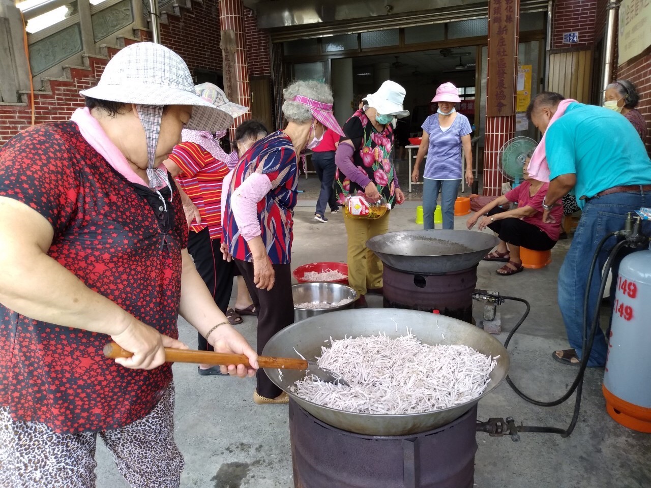 109樂齡學習中心祖父母節假日廣場-阿公阿嬤教我做童玩-新庄社區 芋粿製作慢工出細活