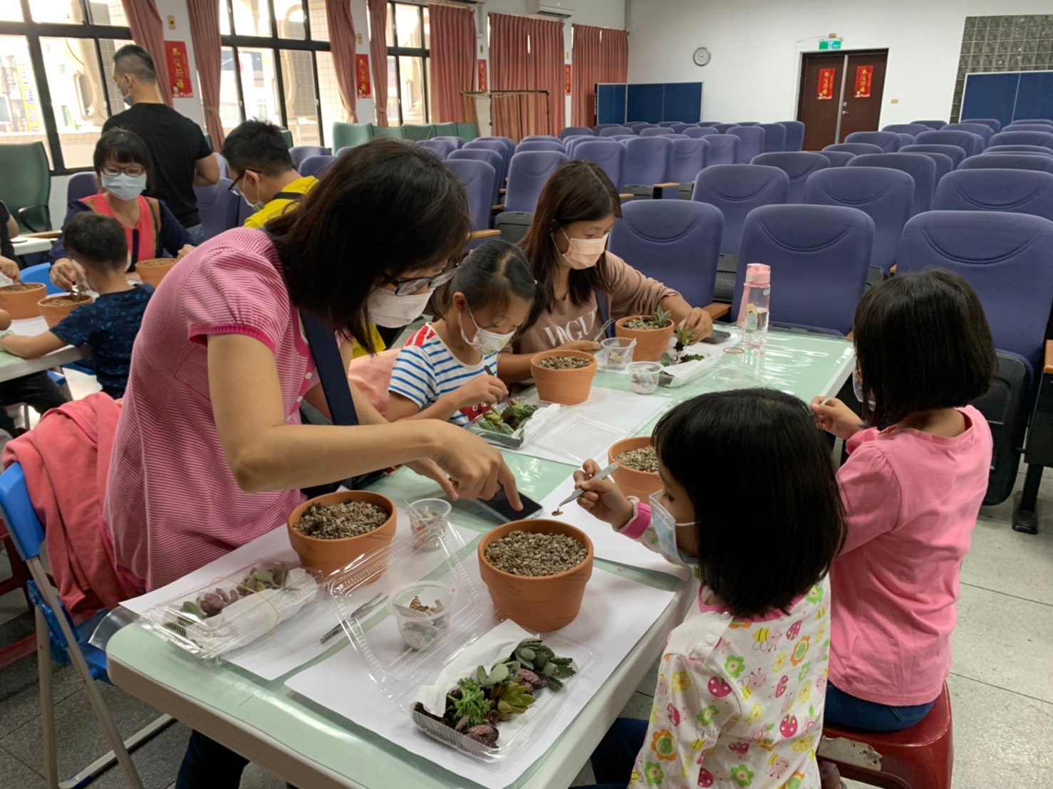 永靖鄉立圖書館多肉植物組盆課程活動花絮家長和孩童認真完成自己的作品