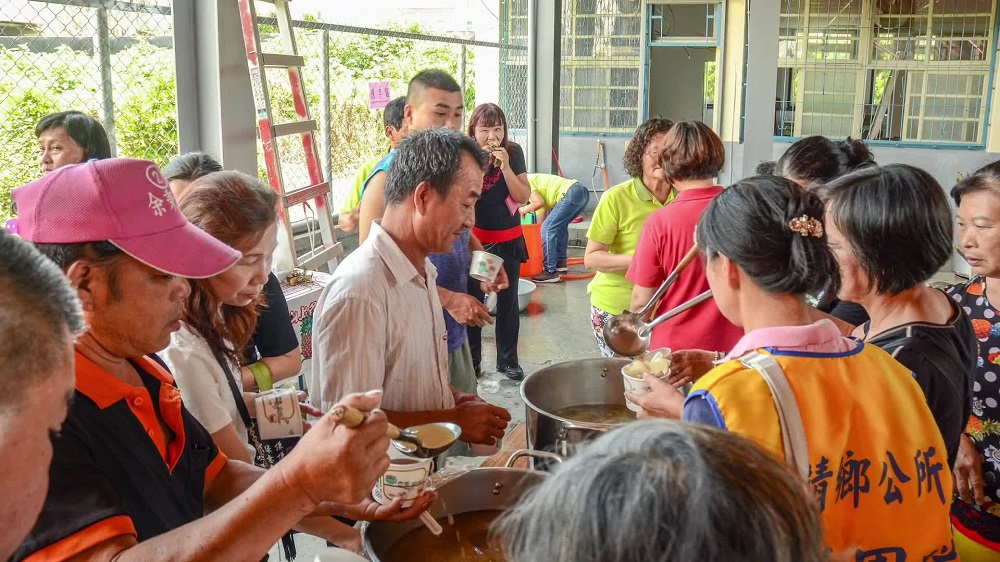 端午連假同仁社區吃粽子肉粽配熱湯，懷舊好滋味