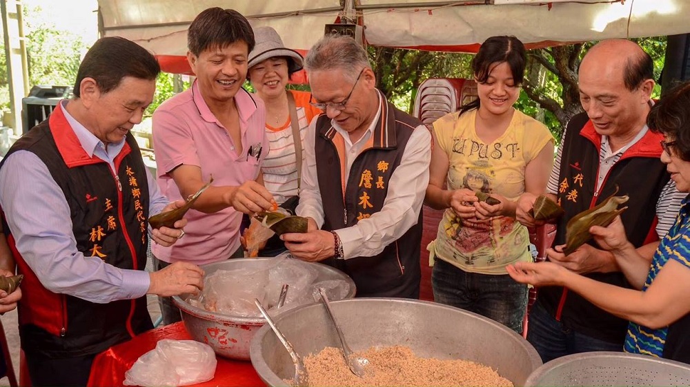 端午連假同仁社區吃粽子鄉長、代表會主席、鄉民代表與社區夥伴一同包粽