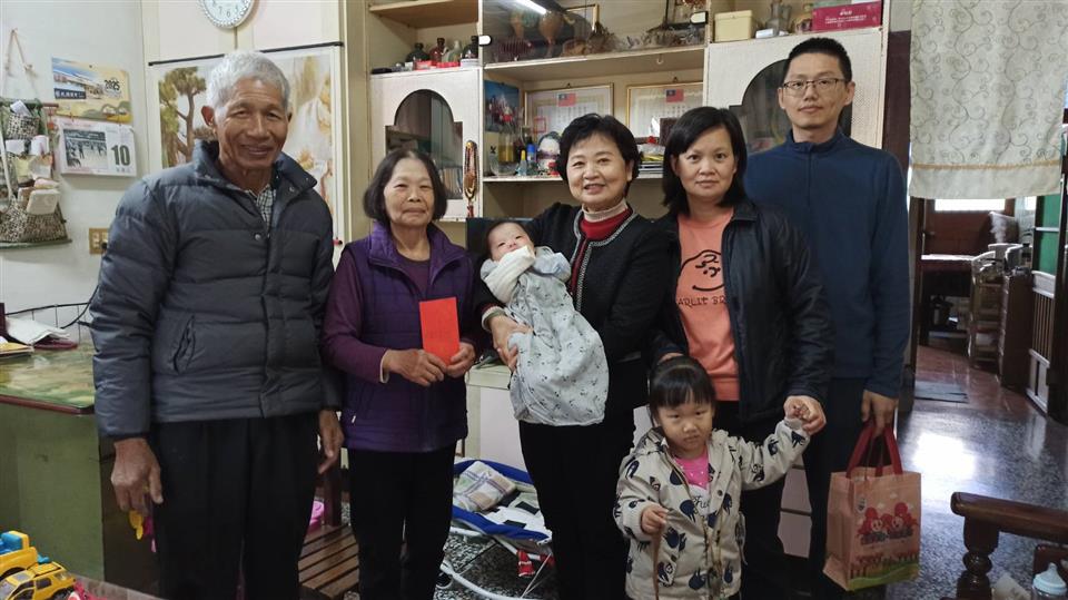 發放「114年1-3月生育禮金及禮品」興農村吳先生(由小寶貝的父母領取)