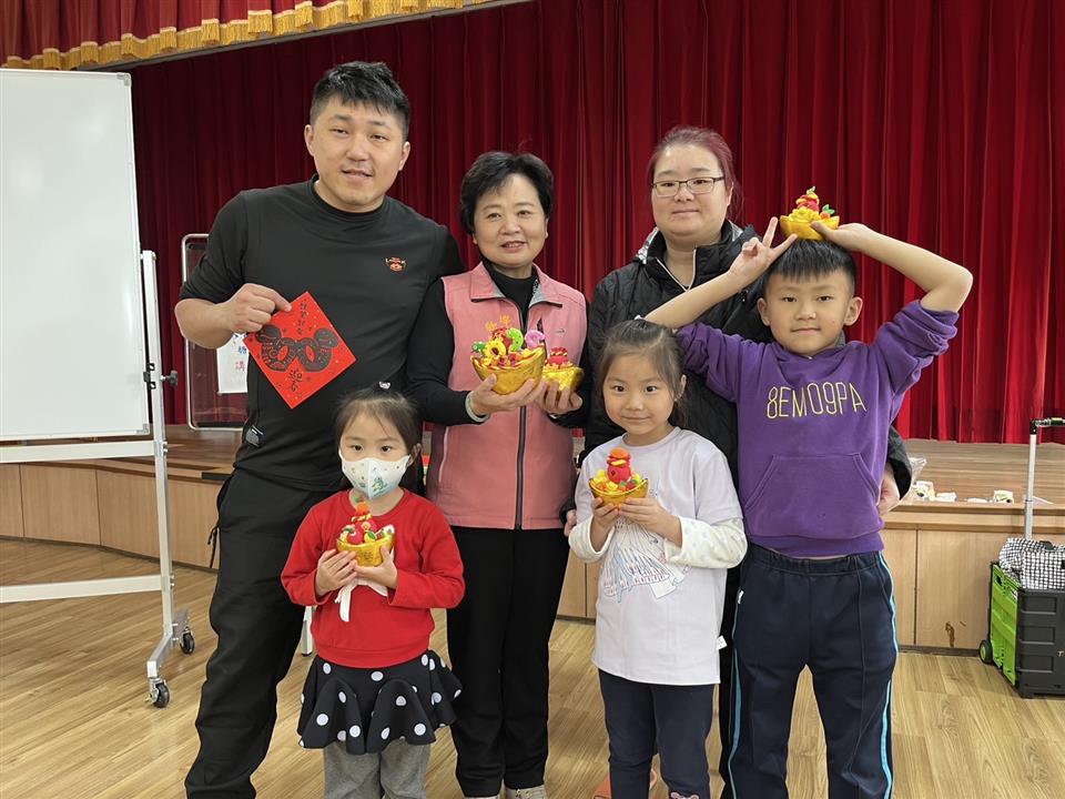113學年度社區教保資源中心假日親子活動（六）：歡喜來過年～糖果盒、春聯113學年度社區教保資源中心假日親子活動（六）：歡喜來過年～糖果盒、春聯