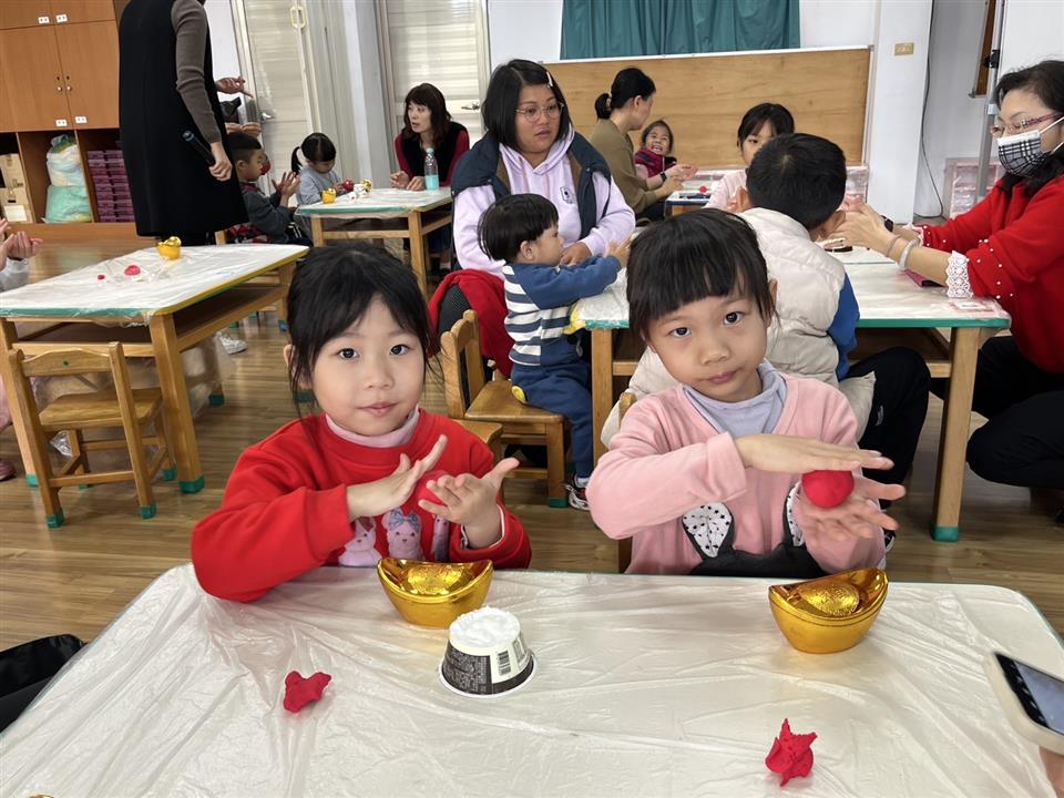 113學年度社區教保資源中心假日親子活動（六）：歡喜來過年～糖果盒、春聯113學年度社區教保資源中心假日親子活動（六）：歡喜來過年～糖果盒、春聯