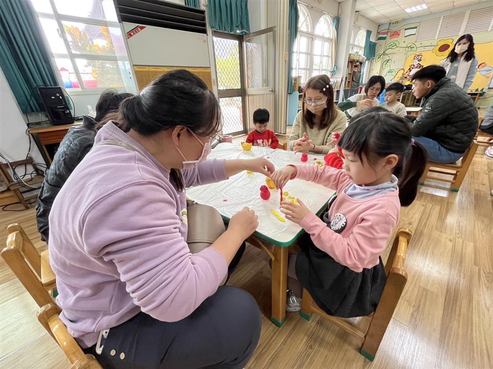 113學年度社區教保資源中心假日親子活動（六）：歡喜來過年～糖果盒、春聯113學年度社區教保資源中心假日親子活動（六）：歡喜來過年～糖果盒、春聯