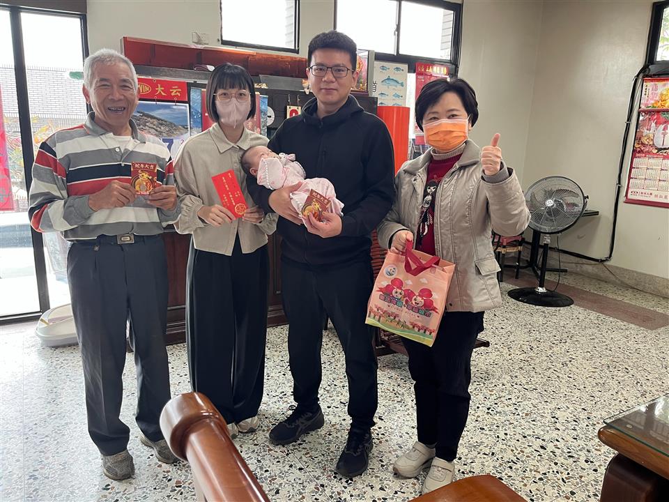 發放「114年1-3月生育禮金及禮品」和豐村王小姐(由小寶貝的父母領取)