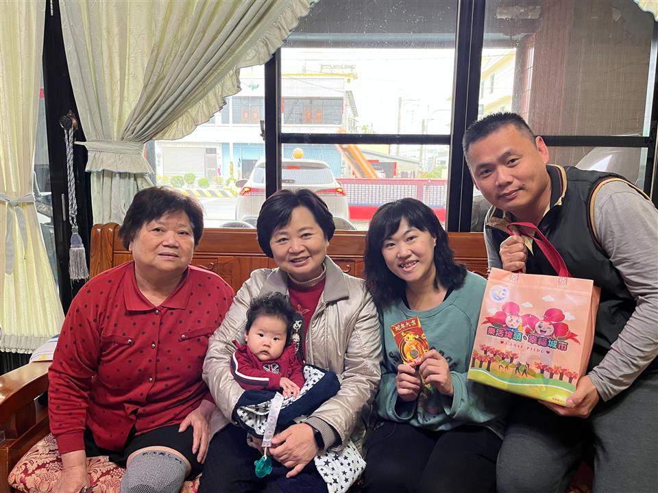 發放「114年1-3月生育禮金及禮品」埤頭村鄭先生(由小寶貝的父母領取)