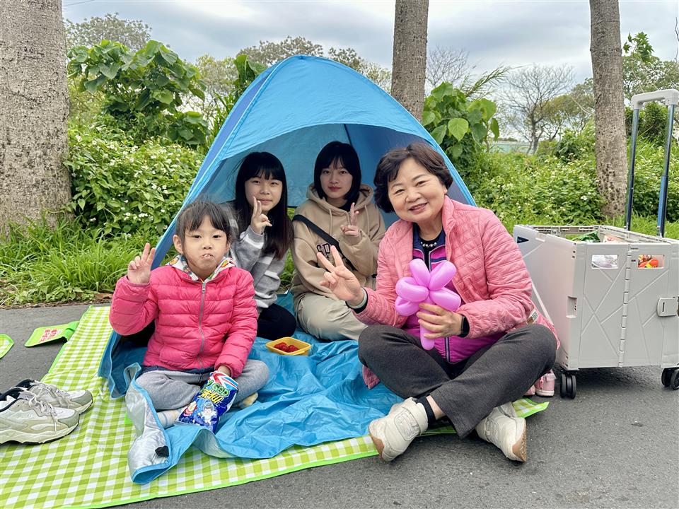 114年度 幸福埤頭精彩剪影鄉長與孩子合影