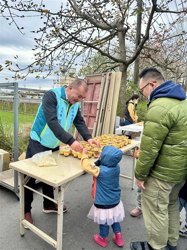 114年度 幸福埤頭精彩剪影代表會主席發放布丁