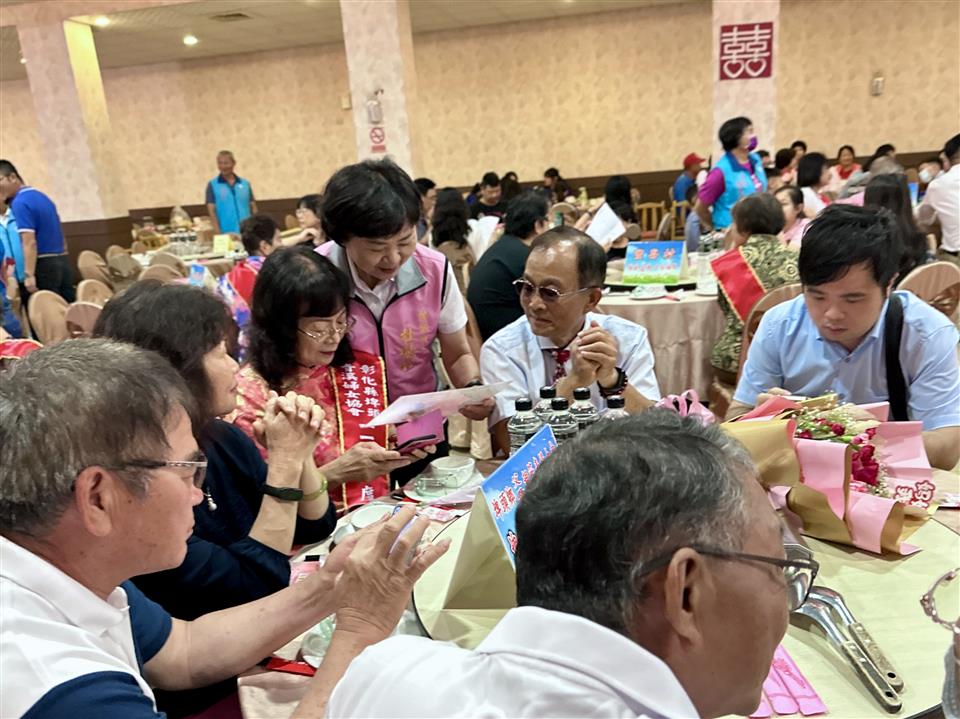 114年度 幸福埤頭精彩剪影鄉長與模範母親觀賞到府祝賀照片