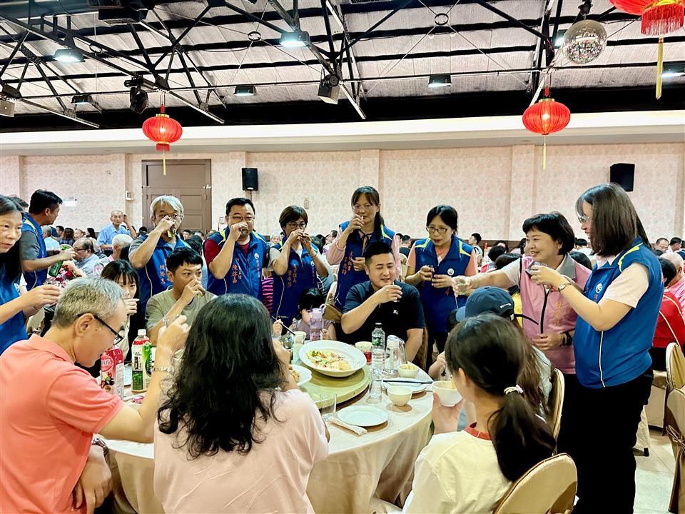 114年度 幸福埤頭精彩剪影鄉長與各課室主管隨桌祝賀