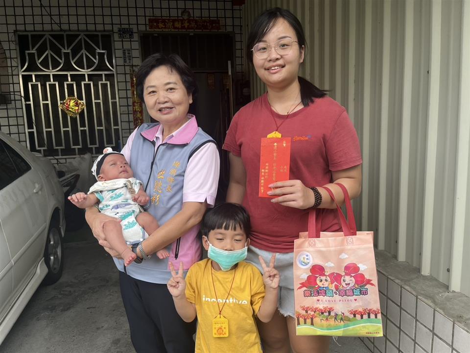 發放「114年7-9月生育禮金及禮品」和豐村黃小姐（由小寶貝的媽媽領取）