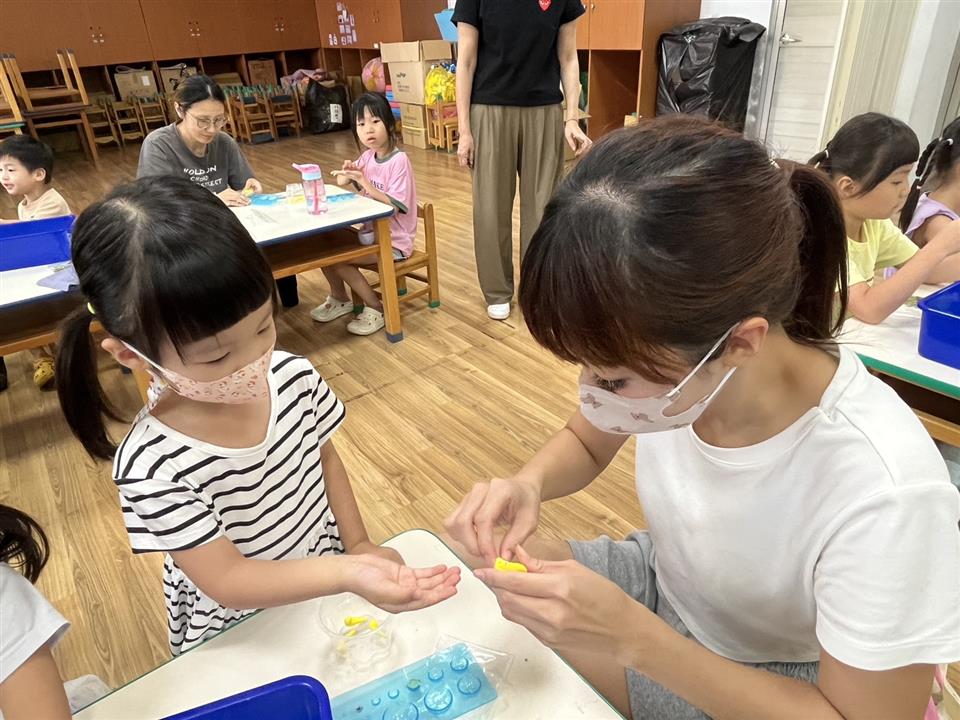 114學年度假日親子活動：親子共讀～花與泥的療癒時光親子共讀～花與泥的療癒時光