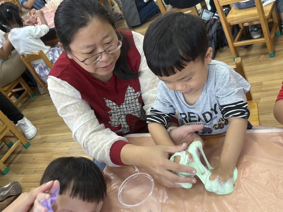 114學年度假日親子活動：親子玩科學～史萊姆114學年度假日親子活動：親子玩科學～史萊姆