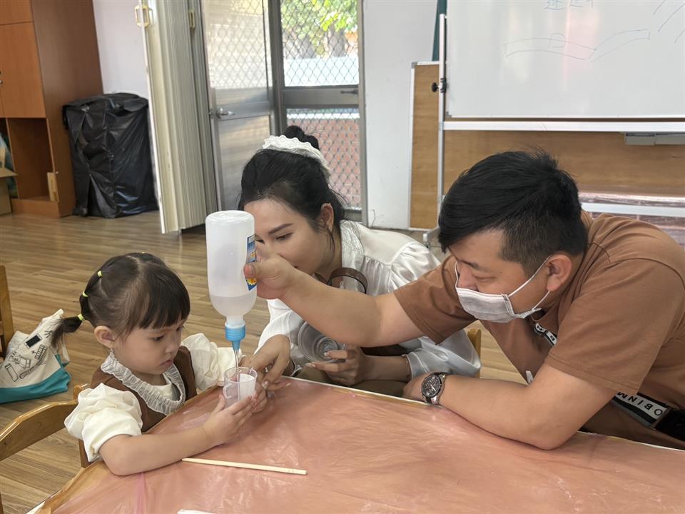 114學年度假日親子活動：親子玩科學～史萊姆114學年度假日親子活動：親子玩科學～史萊姆