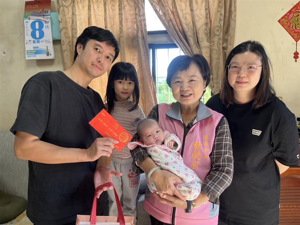 發放「114年10-12月生育禮金及禮品」陸嘉村鄒小姐（由小寶貝的父母領取）