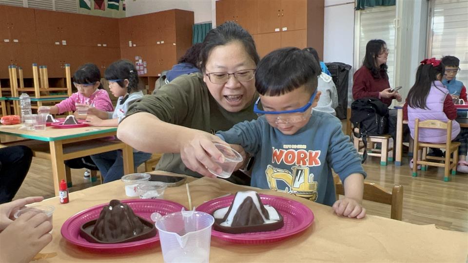 114學年度假日親子活動：親子共讀～恐龍世界114學年度假日親子活動：親子共讀～恐龍世界