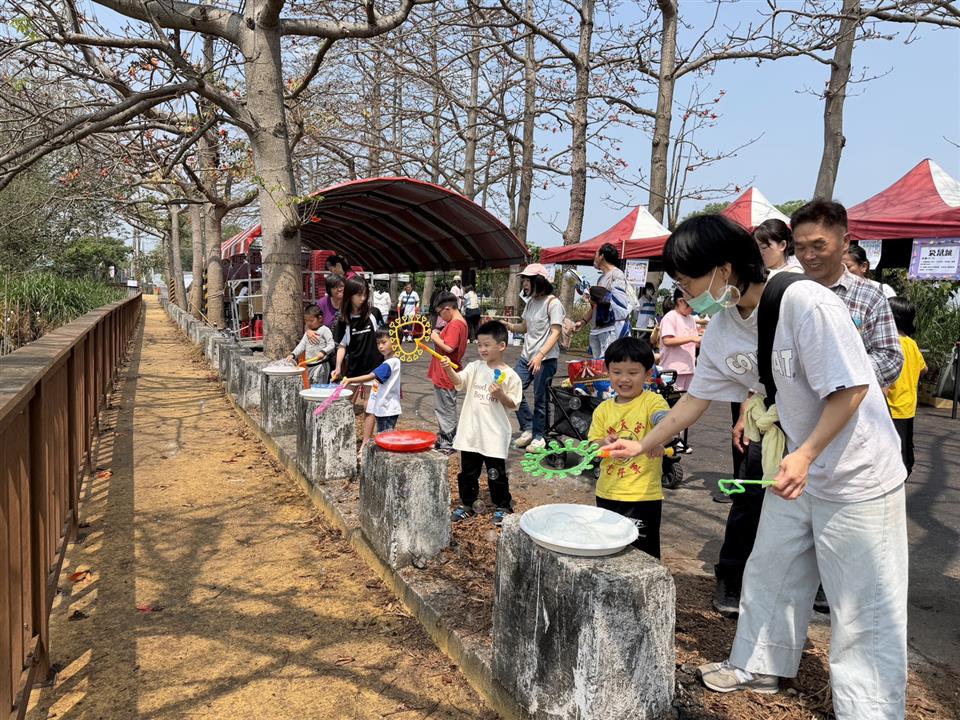 114學年度假日親子活動：神奇的泡泡神奇的泡泡