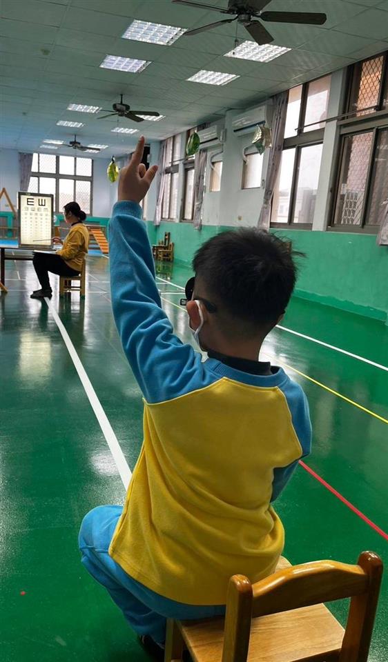 衛生保健及餐點視力檢查