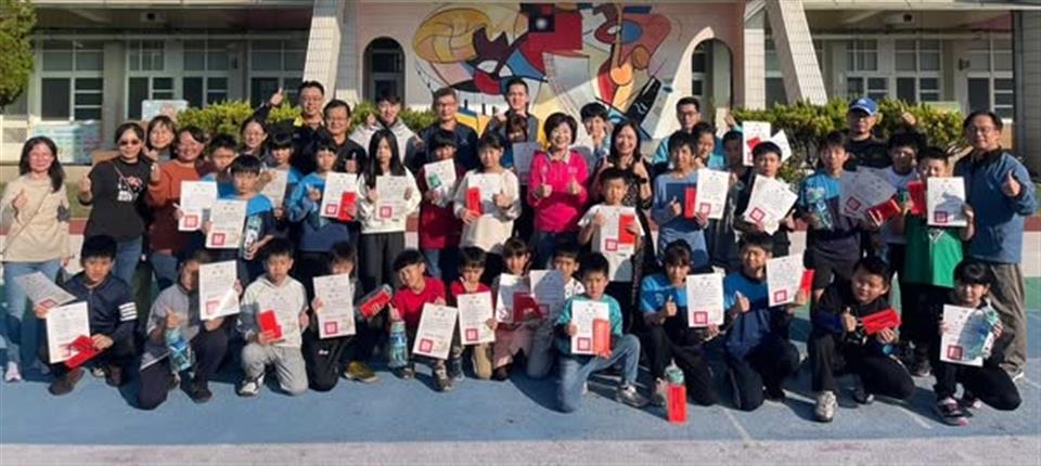 113年12月鄉長親自頒獎 為傑出運動健兒喝采