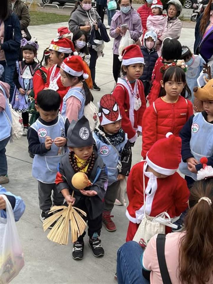 113年12月溪州鄉立幼兒園由鄉長裝扮為聖誕老婆婆帶著可愛的小寶貝到公所
