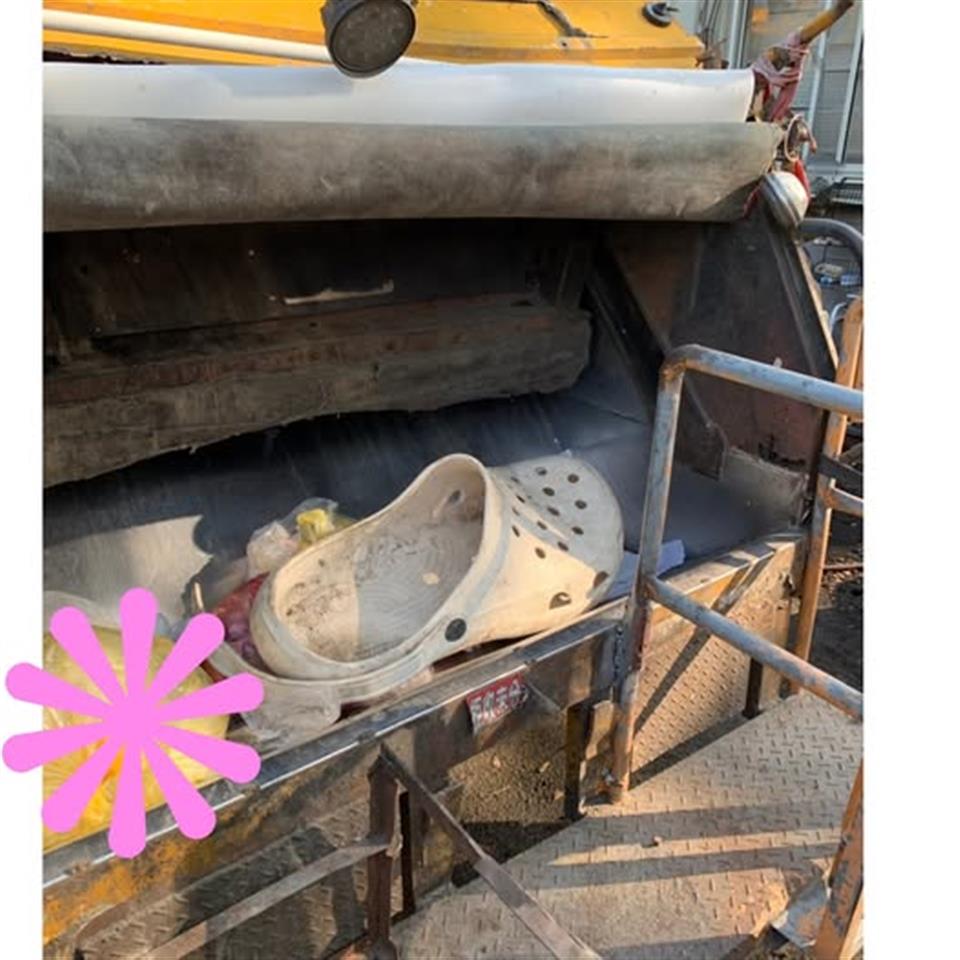 114年2月溪州的垃圾車驚現一支超～大的拖鞋