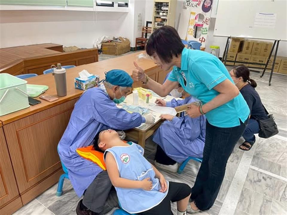 114年4月我們可愛的小朋友們排好隊，一個一個勇敢接受牙齒塗氟任務