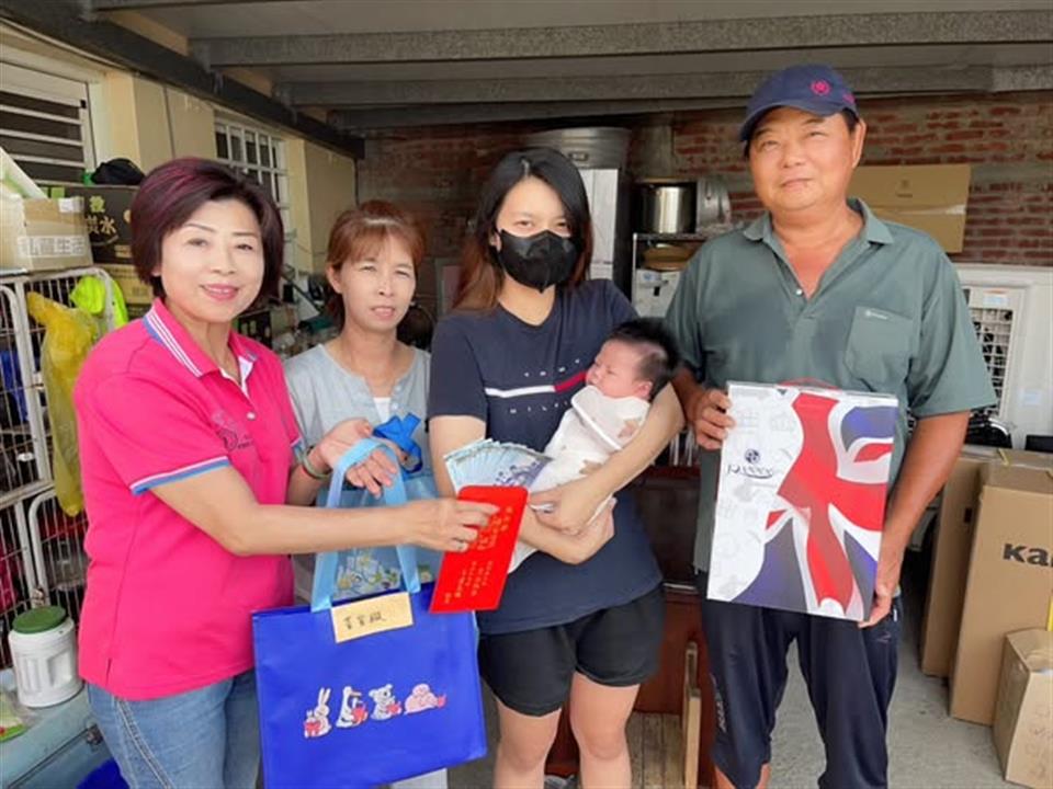 114年7月淑芬鄉長又出發啦～來到鄉內新生兒家庭親送生育津貼紅包