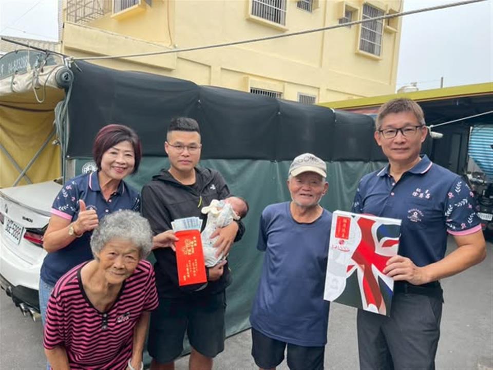 114年9月淑芬鄉長又出發啦～來到鄉內新生兒家庭親送生育津貼紅包